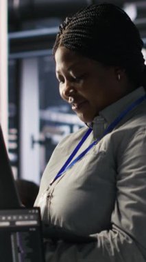 Vertical Video Veri Merkezi yöneticisi denetleme mühendisi bilgisayar çalışma istasyonundaki sinirsel ağları analiz etmek için yazılım geliştiriyor. AI sunucu odasında takım lideri ve çalışan gözlemleme sistemi performansı