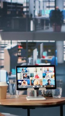 Yatırımcılarla çevrimiçi video görüşmesi yapan, birlikte çalışan ve yeni bir yatırım stratejisi için beyin fırtınası yapan çok ırklı iş dünyası liderlerinden oluşan dikey bir grup. Başarı hikayesi. Kamera B.