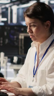 Yapay zeka projesinde çığır açan sonuçlar elde ettikten sonra ofis koltuğunda dans eden Veri Merkezi Mühendisi Heyecanlı Dikey Video. Jolly sunucu odası çalışanı başarılı yapay zekayı kutluyor