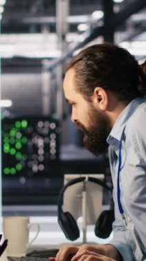 Veri merkezindeki dikey video teknisyenleri fidye yazılımı uyarısı yüzünden sistem kilitlenmesine tepki veriyorlar. Güvenlik ihlallerini değerlendiren ve hasar tespiti için çabalayan bilişim uzmanları