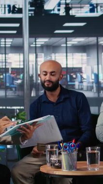 Bir ortaklık için stratejik düşüncelere dalan çok kültürlü ortaklardan oluşan dikey video ekibi, öngörü ve araştırmaya odaklı kurumsal liderlik becerileri sergiliyor. Kariyer geliştirme