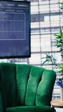 İş konferansı, ışıklandırma, masa ve yapılandırılmış profesyonel iş yeri standartlarını destekleyen planlama için modern mobilyaları vurgulayan dikey video temizleme kurulumu