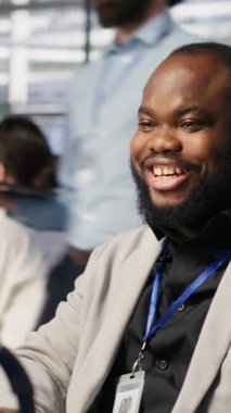 Dikey Veri Merkezi Sistem Yöneticisi sunucuların yapay zeka eğitimi ve çıkarımlarını gözlemliyor. Sunucu odasında çalışan adam bilgisayar sistemlerini denetliyor, derin öğrenmeyi yönetiyor.