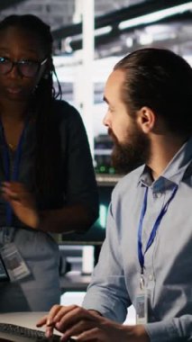 Veri merkezindeki dikey video sistemi yöneticileri bakım oturumu sırasında yapay zeka otomasyonunu entegre ediyorlar. Teçhizat platformları üzerinden makine öğrenme modellerini yapılandıran sunucu çiftliği iş arkadaşları