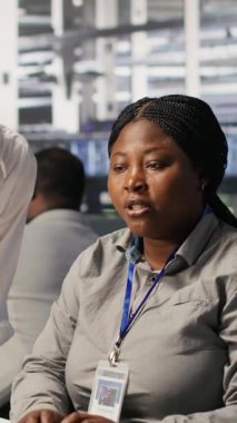 Dikey Veri Merkezi ekip lideri ve bilişim uzmanı yapay zeka ekipman donanımlarının performans göstergelerini inceliyor. Sunucu odası yöneticisi sistem yöneticisi denetleme makine öğrenme algoritmaları on