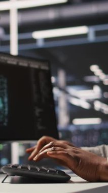 Dikey video veri merkezi yönetici kodlamasını kapat, PC üzerine yazma, darboğazları tanımlama. Bilgisayar klavyesinde yazan sunucu çiftliği bilişim uzmanı, sorun giderme hataları, optimizasyonlar