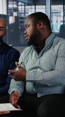 Yönetici karar verme, stratejik düşünme ve planlama içeren kurumsal ofiste dikey video iş toplantısı. Çeşitli profesyoneller örgütsel büyüme ve performans ölçümlerini sağlarlar