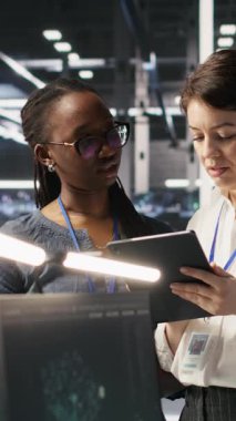 Veri merkezinde çalışan dikey video ekip mühendisleri bakım oturumu sırasında yapay zeka otomasyon araçlarını birleştirirler. Sunucu odası arkadaşları sunucu üzerinden makine öğrenme modellerini yapılandırdılar