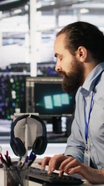 Veri merkezindeki dikey video mühendisleri PC ekranındaki fidye yazılımı uyarısına tepki göstererek acil durum yanıt protokolünü başlatmaya çalışıyorlar. BT personeli acilen hacklenen altyapıyı onarmaya çalışıyor