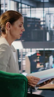 Güçlenmiş iş adamları arasındaki dikey Video Stratejik Planlama oturumu hedefe yönelik ölçüler ve ortaklık fırsatları üzerine odaklandı. Çok kültürlü bir ortamda bir başarı hikayesi üzerinde çalışıyorum.