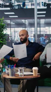 Vertical Video Diverse Business Profesyonelleri, kariyer büyümesi için detay ve içgörüleri ayıklamak ve uzun vadeli başarı öyküsü için işbirliği yapmak için analiz araçları kullanıyorlar. Ofiste güçlü çalışma ahlakı