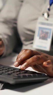 Dikey video veri merkezi yönetici kodlamasını kapat, PC üzerine yazma, darboğazları tanımlama. Bilgisayar klavyesinde yazan sunucu çiftliği bilişim uzmanı, sorun giderme hataları, optimizasyonlar