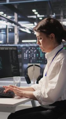 Yapay zeka projesinde çığır açan sonuçlar elde ettikten sonra ofis koltuğunda dans eden Veri Merkezi Mühendisi Heyecanlı Dikey Video. Jolly sunucu odası çalışanı başarılı yapay zekayı kutluyor