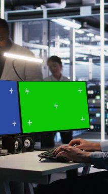 Depolama dizileri yazılımlarını güncellemek için izole ekran modelleme PC 'si kullanan dikey video merkezi yönetimi, ağ sanal yapılandırması. Onaylamak için krom anahtar bilgisayarı kullanan sunucu odası bilişim uzmanı