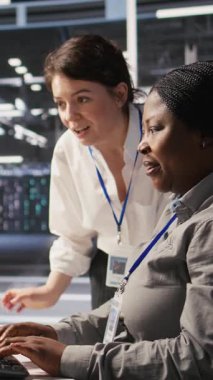 Yapay zeka otomasyonunda işbirliği yaptıktan sonra sonuçlardan memnun olan dikey video veri merkezi teknisyenleri. Happy sunucu merkezi iş arkadaşları makine öğrenme ayarlarını ayarlar, çalışır