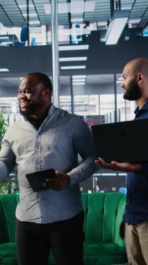 Dikey Video Dünyası çalışanları ortaklığa bağlılıklarını göstermek için el sıkışarak bir başarı öyküsü için yeni bir işbirliğini kutluyorlar. Liderler yasal sözleşme şartlarını ve ittifakı kabul ediyor