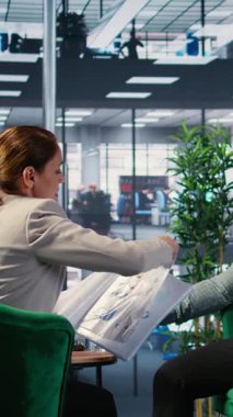 Vertical Video Diverse şirket liderleri iş gelişimini performans verileri ve kariyer büyümesini, yürütme planlamasını ve profesyonel karar vermeyi geliştirmek için stratejik düşüncelerle tartıştılar. Kamera A