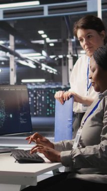 Dikey video Happy veri merkezi yöneticisi Yapay zeka otomasyon araçlarını altyapı bakımına entegre eden ekip tarafından yapılan çalışmadan memnun. Gülümseyen yönetici işçi geliştirme makinesinin öğrenmesinden memnun