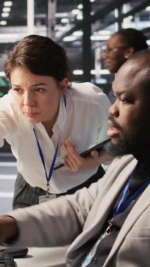 Yapay zekayı ekipman teçhizatlarına entegre eden bilişim uzmanını denetleyen dikey video veri merkezi yöneticisi. Operasyonel eğitim için derin öğrenme kullanarak sunucu tarım ekibi lideri gözetiminde Afrika kökenli Amerikalı çalışan