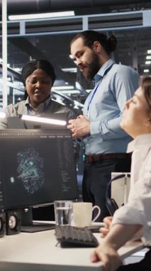 Dikey Veri Merkezi mühendislik ekibi meslektaşları sürekli yapay zeka işlemini sağlamak için bıçak sunucularının bakımı konusunda işbirliği yapıyorlar. Teknisyenler altyapı destekleyici makine öğrenimini yönetirler