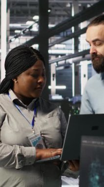 Dikey Veri Merkezi mühendisleri yapay zeka işleme için kullanılan bıçak sunucularına bakım yapıyorlar. IT profesyonelleri makine öğrenimi için kullanılan veri merkezi dizilerini yönetir