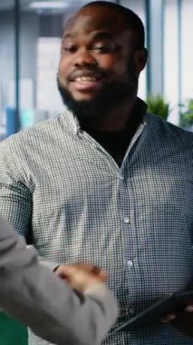 Dikey Video Dünyası çalışanları toplantıdan sonra el sıkışıyor ve anlaşmaya varıyor, tokalaşıyor ve rızalarını veriyorlar. CEO 'lar küresel büyüme için ittifak kuruyor. Kamera B.