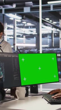 Nöral ağ AI 'ı izlemek için izole ekran PC kullanan dikey video veri merkezi yönetimi. Sunucu odası çalışanı, makine öğrenme süreçlerine güç veren platformları denetlemek için model bilgisayar kullanıyor. Kamera A