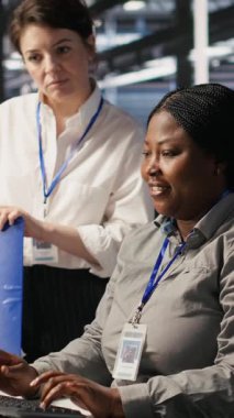 Dikey video Happy veri merkezi yöneticisi Yapay zeka otomasyon araçlarını altyapı bakımına entegre eden ekip tarafından yapılan çalışmadan memnun. Gülümseyen yönetici işçi geliştirme makinesinin öğrenmesinden memnun