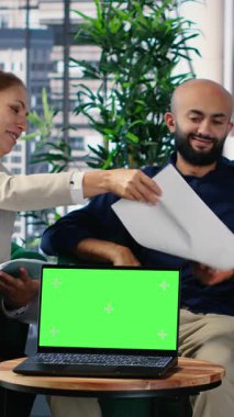 Vertical Video CEO 'su ve yürütme ekibi şirket ortamında yeşil ekranın yanında araştırma yürütüyor, şirket yatırımlarını ve performanslarını yönetmek için strateji geliştiriyor ve uzmanlıklarını paylaşıyorlar. Kamera.