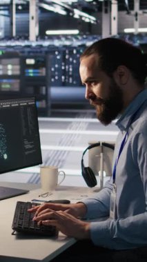 Sunucu odasında, zihinsel yorgunluktan muzdarip nöral ağ çıktılarını inceleyen bitkin bilgisayar bilimcisi. Stresli veri merkezi bilişim uzmanı AI LLM görselleştirme, kamera A