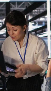 Dikey Veri Merkezi yönetimleri, nöral ağ yazılım geliştirme konusunda işbirliği içinde çalışmaktadırlar. İş yerinde yapay zeka teknolojisi uygulayan takım çalışması sunucu merkezi meslektaşları