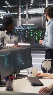 Dikey Veri Merkezi mühendisleri yapay zeka işleme için kullanılan bıçak sunucularına bakım yapıyorlar. IT profesyonelleri makine öğrenimi için kullanılan veri merkezi dizilerini yönetir