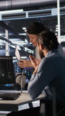 Sunucu odasında beyin fırtınası yapan dikey video programcıları, sinirsel ağ kodlarını ve LLM görselleştirme panellerini gözden geçiriyorlar. Veri Merkezi çalışanları yapay zeka sistemlerini izliyor