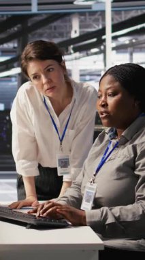 Dikey Veri Merkezi ekip lideri ve bilişim uzmanı yapay zeka ekipman donanımlarının performans göstergelerini inceliyor. Sunucu odası yöneticisi sistem yöneticisi denetleme makine öğrenme algoritmaları on