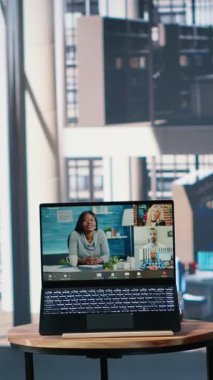Vertical Video çok ırklı iş liderleri ofis lobisinde bir web video konferansında, küresel çok kültürlü çalışma ortaklarıyla strateji ve müzakere noktaları alışverişinde bulundular.