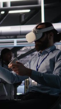 Sanal gerçeklik teknolojisini kullanarak yapay zeka LLM sinir ağlarını görselleştiren dikey video veri merkezi geliştiricisi. AI sistemlerini denetlemek için VR kulaklık kullanan sunucu çiftliği bilişim uzmanı