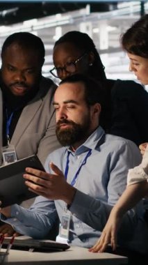 Yapay zeka işleme için kullanılan süper bilgisayarlarda bakım yapan dikey video veri merkezi sistem yöneticileri. Ekip, derin öğrenme eğitimi için kullanılan sunucu merkezi platformlarını yönetiyor.