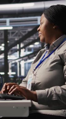 Dikey video veri merkezi bilgisayar bilimcisi PC 'yi kullanarak yapay zeka görselleştirmesini izliyor. Sunucu çiftliği bilişim uzmanı donanımları denetliyor makine öğrenme süreçleri, kamera A