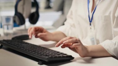 Yazılım geliştiricisi yapay zeka eğitimi ve çıkarım görevleri yapan sunucu kümelerini izler. Yüksek teknoloji bilgisayar sistemlerini denetleyen bilişim uzmanı makine öğrenme depolama işlemleri, kamera yakın plan