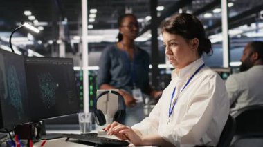 Veri merkezi geliştiricisi yapay zeka süper bilgisayarlarını nasıl geliştireceğini düşünüyor, sonuçtan memnun. Neşeli sunucu çiftliği bilişim uzmanı altyapı optimizasyonlarında beyin fırtınası yapıyor, kamera A