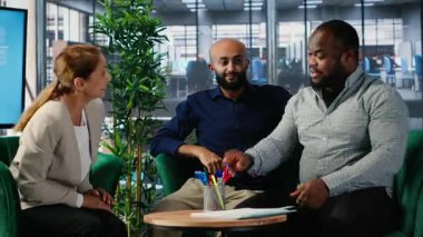 Afrikalı Amerikalı iş adamı, uluslararası şirketler arasındaki işbirliğini kabul eden yeni bir ortaklık sözleşmesi imzalıyor. Girişimci koşullar için imza veriyor. Kamera B.