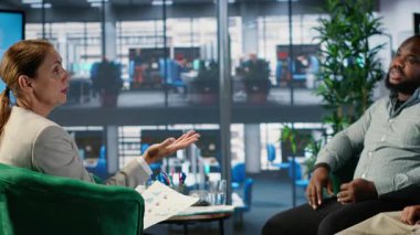 Araştırma ve içgörü için bir ofis toplantısında çalışan iş adamları stratejik düşünmeyi desteklemek için analiz yapıyorlar. Küresel pazarlarda performans geliştirme. Kamera B.