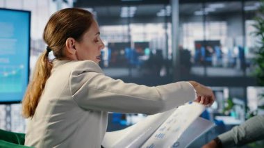 Güçlenmiş iş adamları arasındaki stratejik planlama oturumu hedefe yönelik ölçüler ve ortaklık fırsatları üzerine odaklandı. Çok kültürlü bir ortamda bir başarı hikayesi üzerinde çalışıyorum. Kamera B.