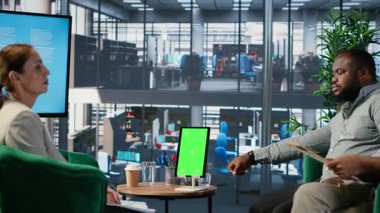 İş ortakları, bir şirket toplantısı sırasında tahmin yürütme ve strateji uygulamasına odaklanarak, modellemenin yanında hedefe yönelik bir tartışmaya giriştiler. İletişim ve müzakere. Kamera B.