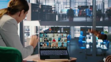 İşbirliği gündemini ve kurumsal kalkınmayı tartışmak için web konferans araçlarını kullanarak çevrimiçi iş toplantıları düzenleyen çeşitli gruplar. Güçlü insanlar görüntülü konuşma yapar. Kamera B.