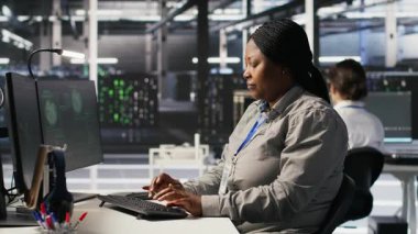 Korkak veri merkezi teknisyenleri PC ekranında virüs uyarısına tepki veriyor ve acil müdahale protokolünü başlatıyorlar. Yöneticiler sunucu odasında koşuşturuyor, Acilen hacklenen sistemleri düzeltmeye çalışıyorlar, Kamera A