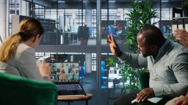 Ofis hayatı, yeni bir uluslararası ortaklık için iş stratejisi ve hedef odaklı planlama içeren bir video konferansında sanal takım çalışması yoluyla ele geçirildi. Kültürel çeşitlilik. Kamera B.