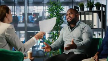 Uzmanlar arasındaki kurumsal bir toplantıda bağırma ve yanlış anlama ofis stratejisi ve kariyer geliştirme konusunda pazarlık yapmaya çalışan güçlü liderleri içeriyor. Anlaşmazlık. Kamera B.