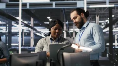 Veri Merkezi mühendislik ekibi meslektaşları sürekli yapay zeka işlemini sağlamak için bıçak sunucularının bakımı konusunda işbirliği yapıyorlar. Teknisyenler altyapı destekleyici makine öğrenme boru hatları, kamera A 'yı yönetiyor.