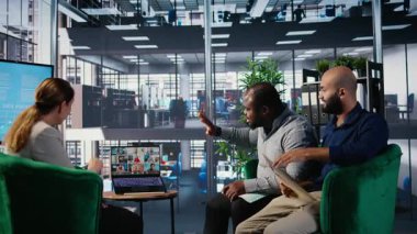 Profesyonel bir tartışma için şirket liderleri arasında uzak bir toplantı, küresel şirketler arasında verimli bir ortaklık yaratmak için görüşleri paylaşmak. İnternet üzerinden bağlantı kurun. Kamera A.